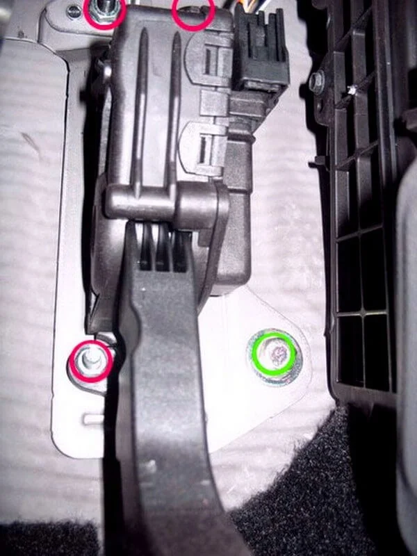 крепление педали газа (акселератора) на ford focus 2 снятие педали газа форд фокус 2